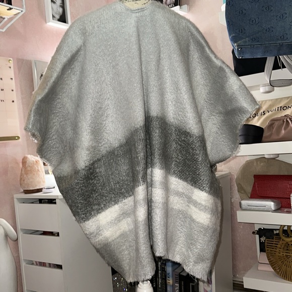 Aerie poncho - Picture 4 of 4